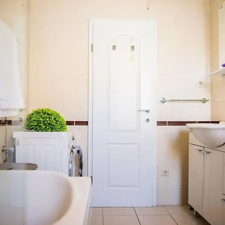 Luxe Beach Apartment, 200m Old Town, Parking