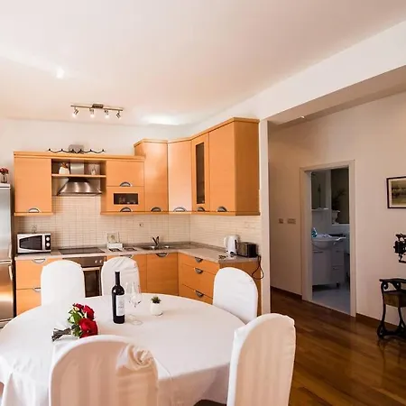 Luxe Beach Apartment, 200m Old Town, Parking *
