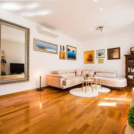 Luxe Beach Apartment, 200m Old Town, Parking * Split