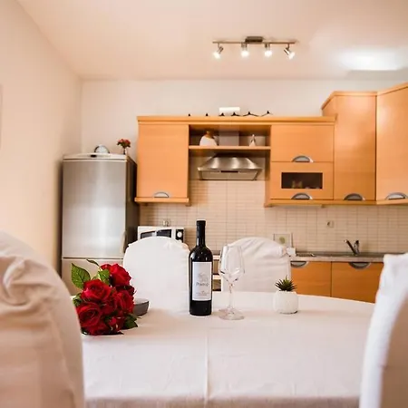 Luxe Beach Apartment, 200m Old Town, Parking Appartement