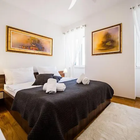 Luxe Beach Apartment, 200m Old Town, Parking Appartement Split